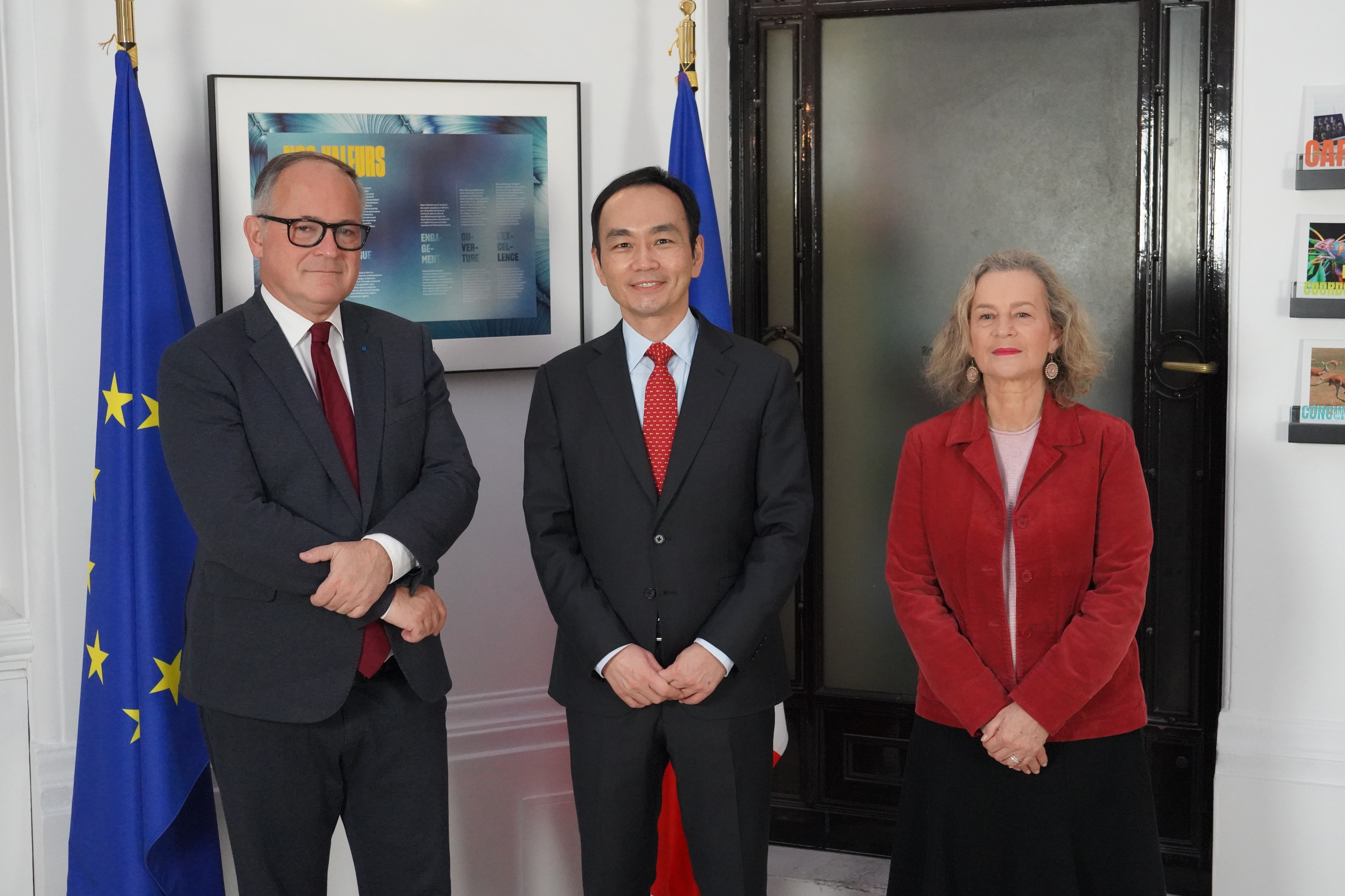 A photo of Vice Chairperson（Dr. Andy CHEN）posing with the President Benoît Coeuré and Vice-President Fabienne Siredey-Garnier of the French Competition Authority on November 29th, 2022 (FCA office).