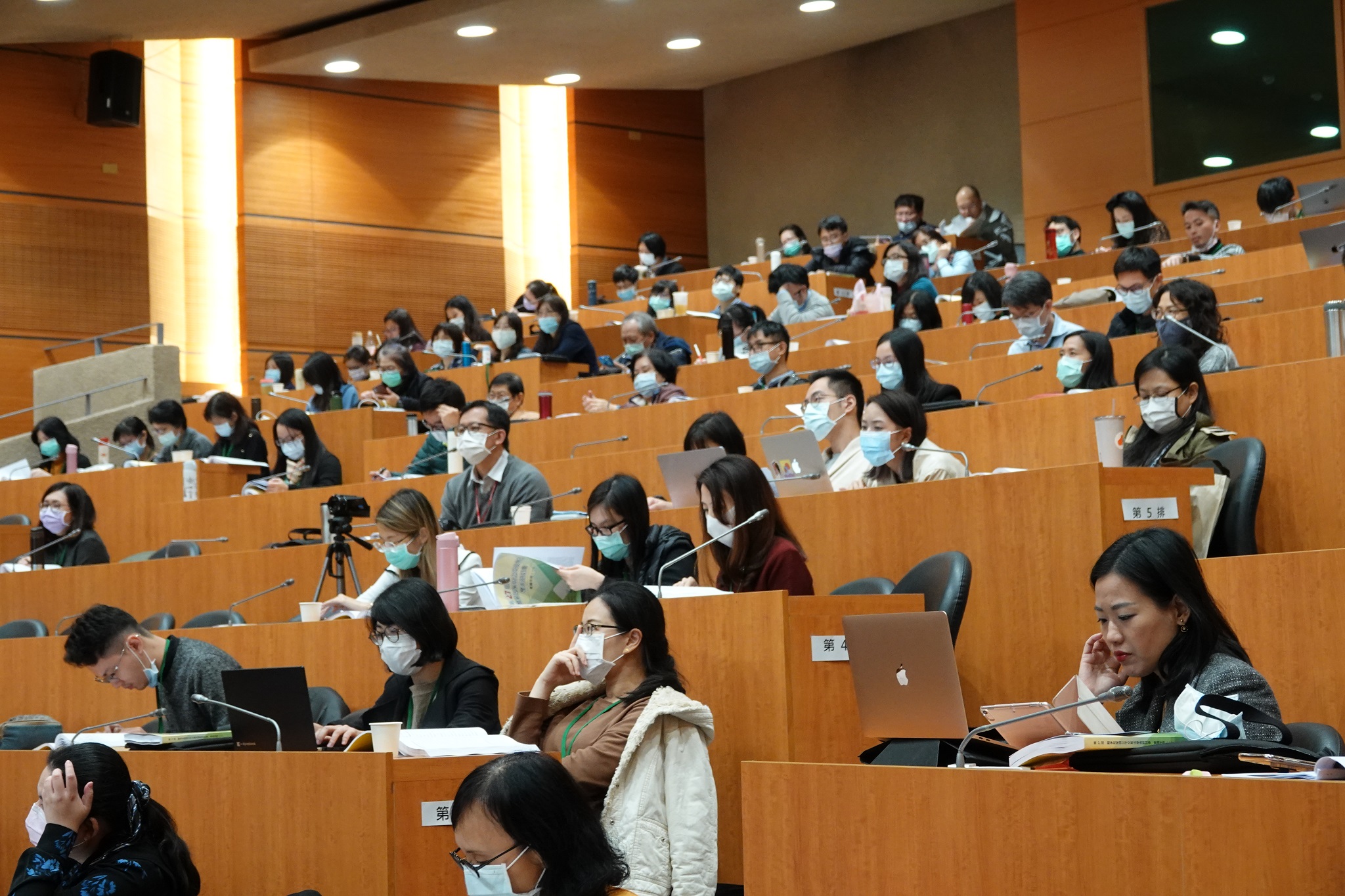 109年12月17日、18日於臺灣大學法律學院舉辦之第27屆「競爭政策與公平交易法學術研討會」現場實景